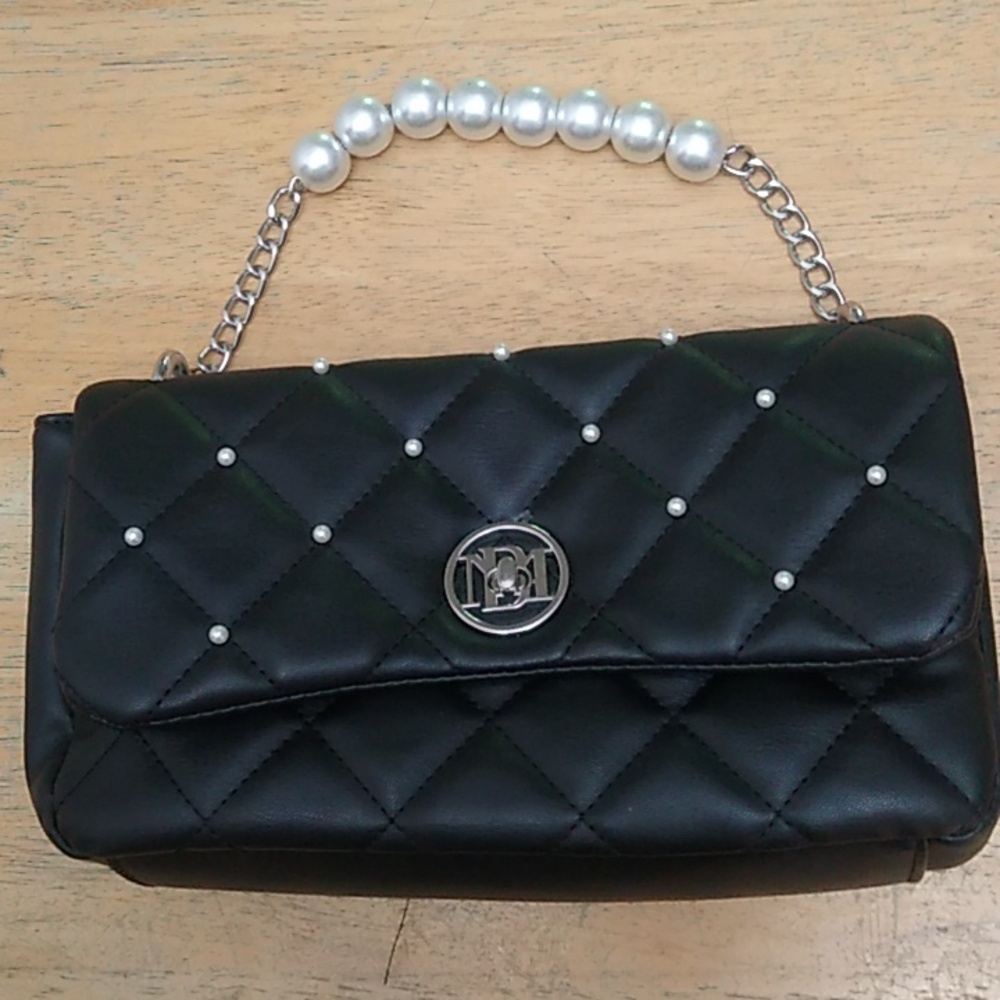 🎉HP🎉Badgley Mischka Faux Pearl Black Purse with Round Letter Lock